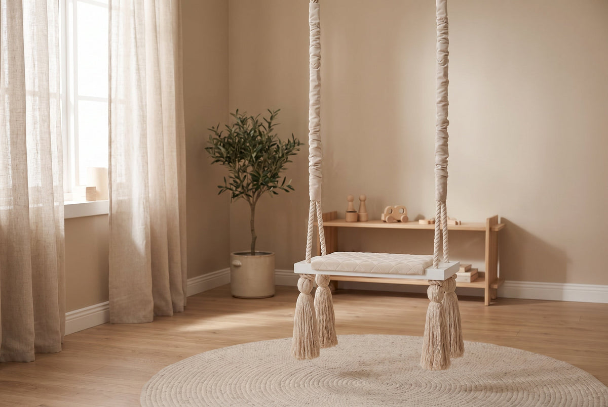 Altalena in Legno Massello per Bambini in Beige - Altalena Interno in una cameretta luminosa