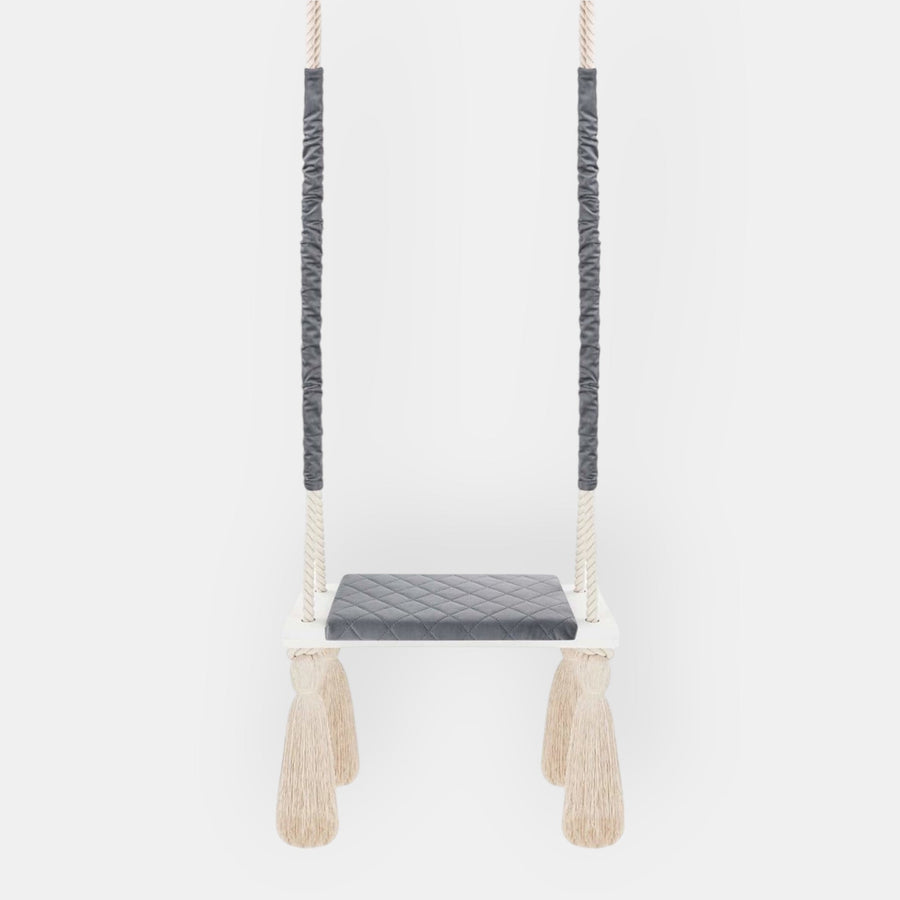 Altalena in Legno Massello per Bambini in Grigio Scuro - Altalena Interno, vista frontale: tavola in legno e cuscino della