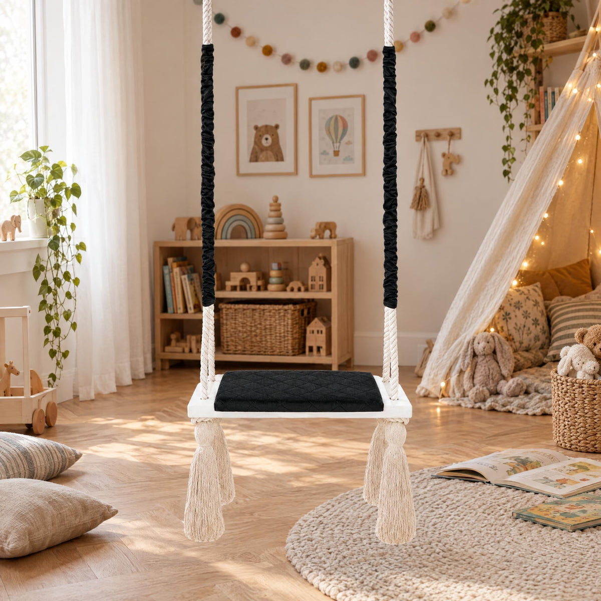 Altalena in Legno Massello per Bambini in Nero - Altalena Interno, appesa in una cameretta luminosa