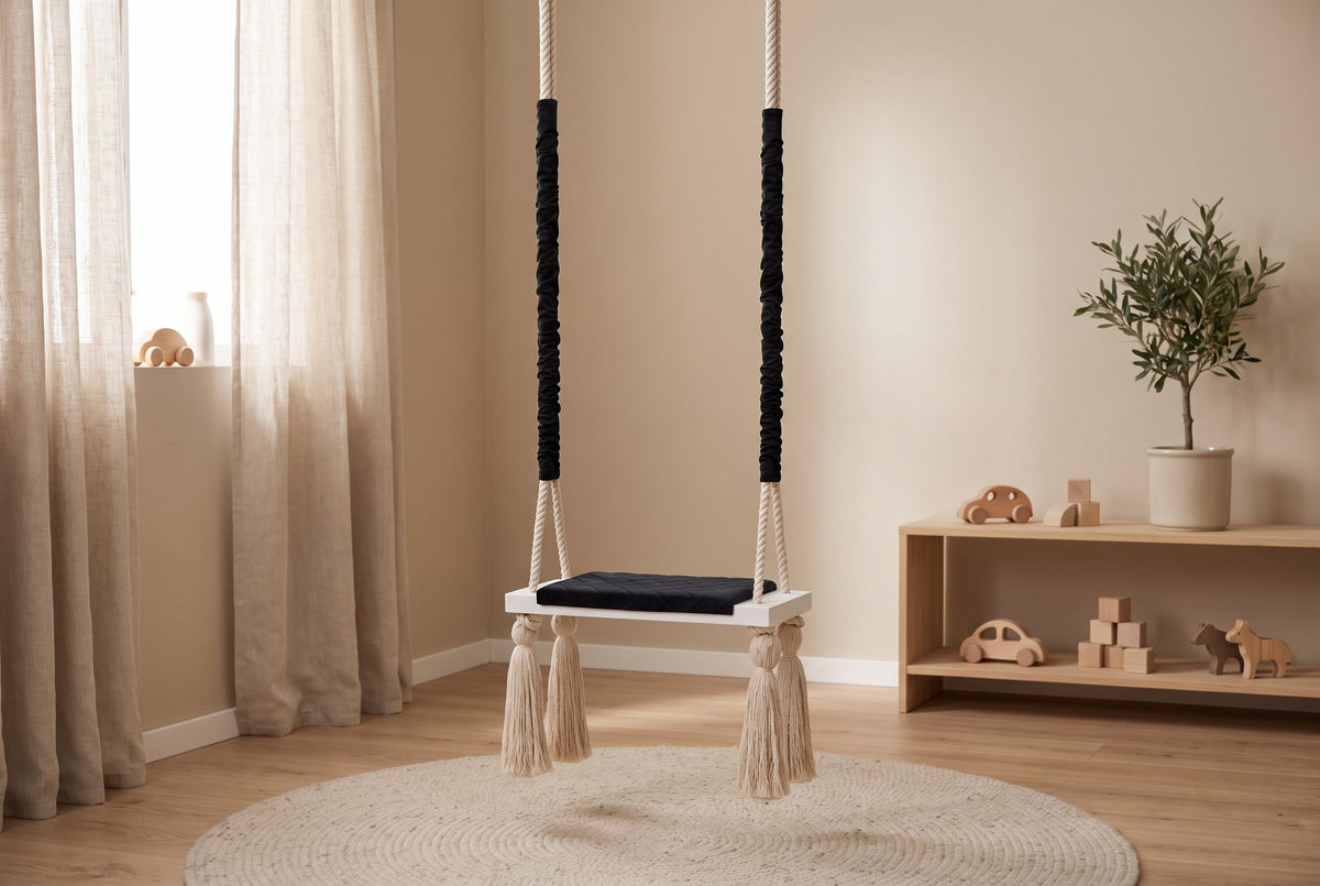 Altalena in Legno Massello per Bambini in Nero - Altalena Interno in una cameretta luminosa